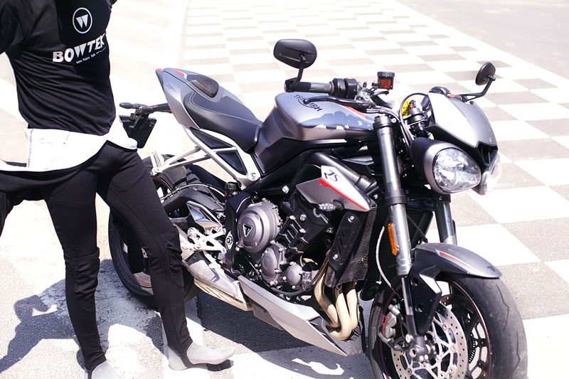 moto et motard avec produit bowtex